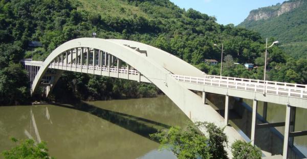 Ponte Ernesto Dornelles: o ferro e o homem criando caminhos